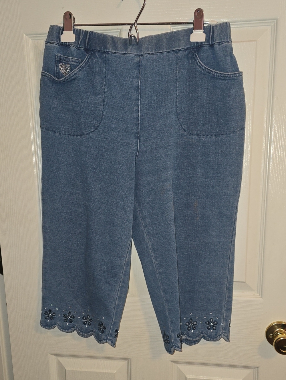 Quacker Factory Denim-Blue Embroidered Scallop Capri Pants